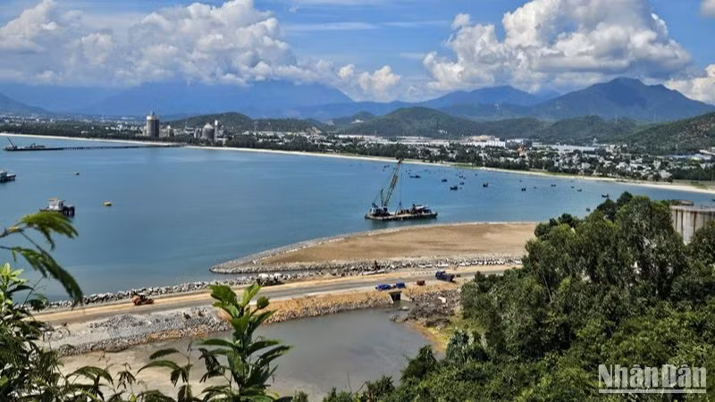 Một góc dự án Cảng Liên Chiều Đà Nẵng nhìn từ Hải Vân Quan. (Ảnh: ANH ĐÀO)
