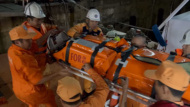 Lực lượng cứu hộ Tàu SAR 274 tiếp cận đưa bệnh nhân lên tàu.