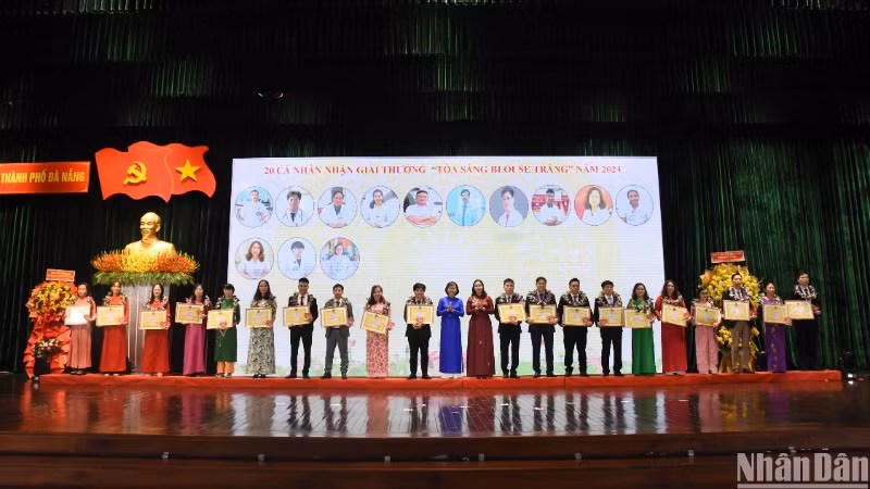Thành phố Đà Nẵng vinh danh, trao tặng Giải thưởng “Tỏa sáng Blouse trắng” năm 2024 cho 20 y, bác sĩ, điều dưỡng, nhân viên y tế hiện đang công tác tại các cơ sở y tế công lập thành phố Đà Nẵng. (Ảnh: ANH ĐÀO)