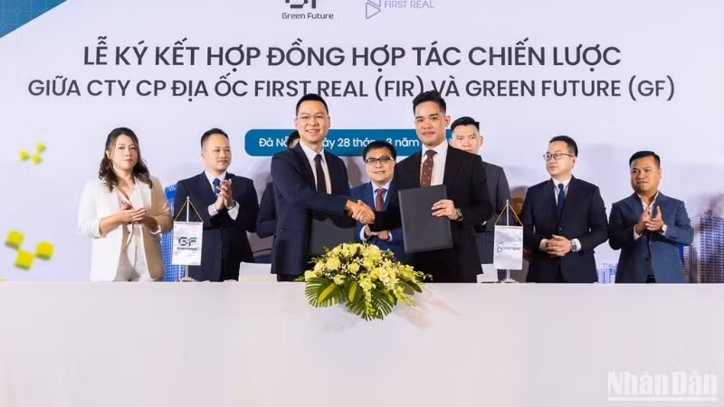 Công ty Cổ phần Địa ốc First Real thuê 1.000 ô tô điện VinFast để phát triển mô hình du lịch xanh tại thành phố Đà Nẵng. (Ảnh: ANH ĐÀO) Công ty Cổ phần Địa ốc First Real thuê 1.000 ô tô điện VinFast để phát triển mô hình du lịch xanh tại thành phố Đà Nẵng. (Ảnh: ANH ĐÀO)