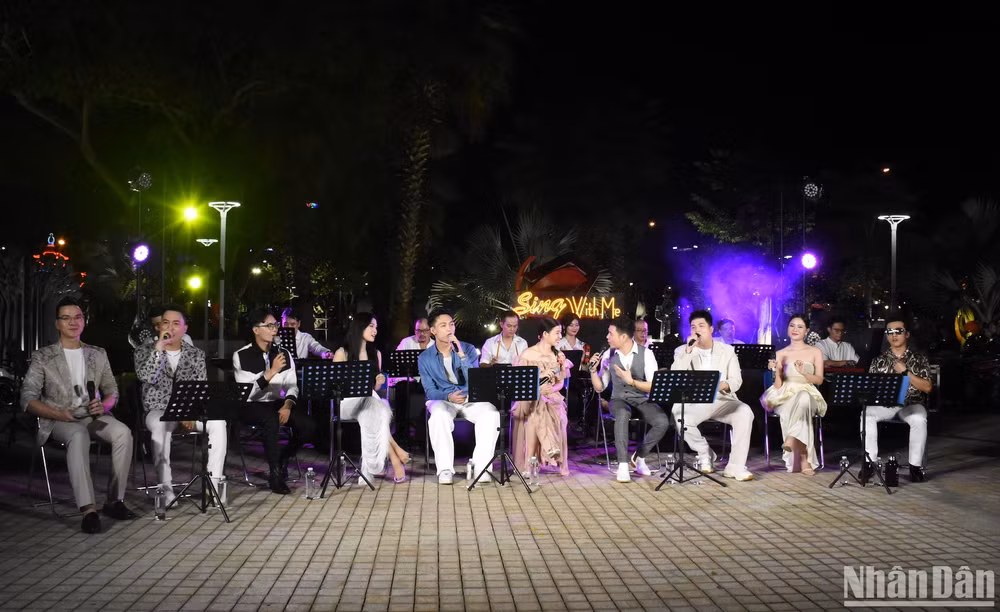 Các nghệ sĩ tham gia chương trình Sing With Me - Tự tình tối 11/11. (Ảnh: ANH ĐÀO)