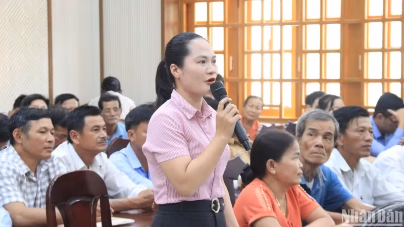 Cử tri Đỗ Thị Huệ phát biểu ý kiến tại buổi tiếp xúc cử tri. (Ảnh: ANH ĐÀO)