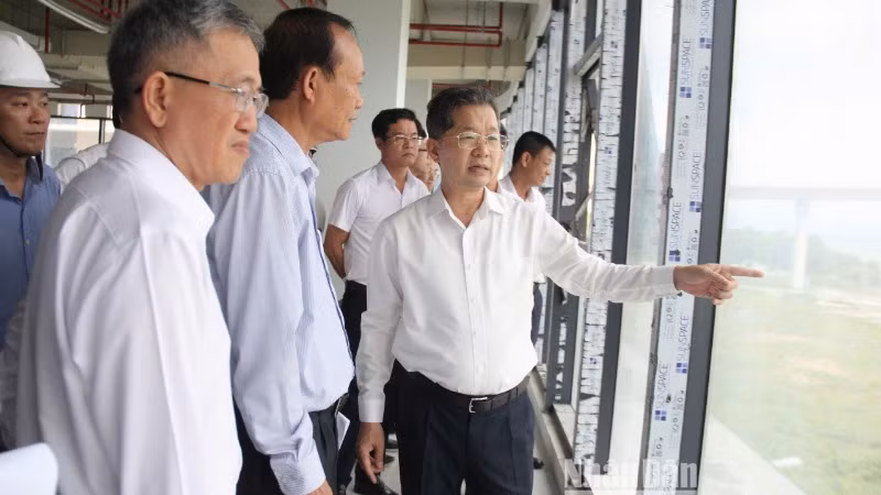 Bí thư Thành ủy Đà Nẵng Nguyễn Văn Quảng và lãnh đạo thành phố Đà Nẵng kiểm tra Khu công viên phần mềm số 2. (Ảnh: ANH ĐÀO)