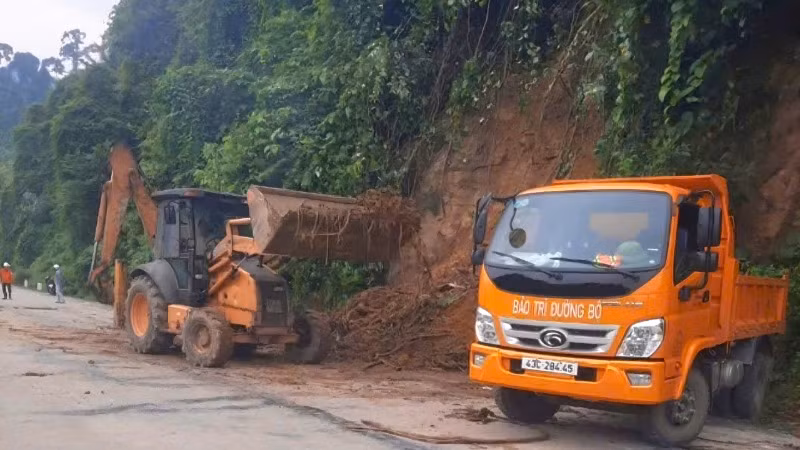 Lực lượng chức năng triển khai phương tiện khẩn trương xử lý các điểm sạt lở, bảo đảm an toàn giao thông.