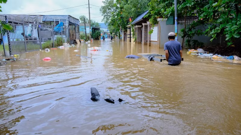 Nước lũ tràn vào khu vực đường Mẹ Suốt, ngày 17/10/2023. (Ảnh: ANH ĐÀO)