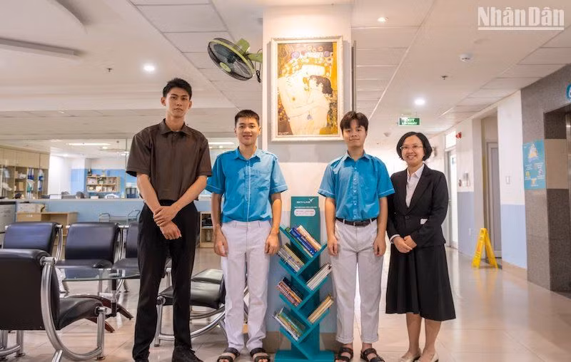 Trao tặng tủ sách “New Sky-Line - Tủ sách chân trời luôn mới” cho Bệnh viện Gia đình Đà Nẵng (Ảnh: ANH ĐÀO)