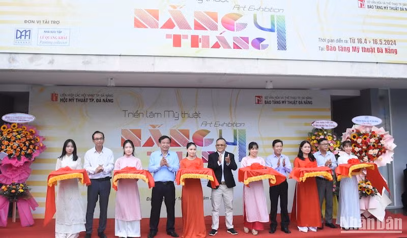 Khai mạc triển lãm mỹ thuật "Nắng tháng 4" tại Bảo tàng Mỹ thuật Đà Nẵng chiều ngày 16/4. (Ảnh: ANH ĐÀO)