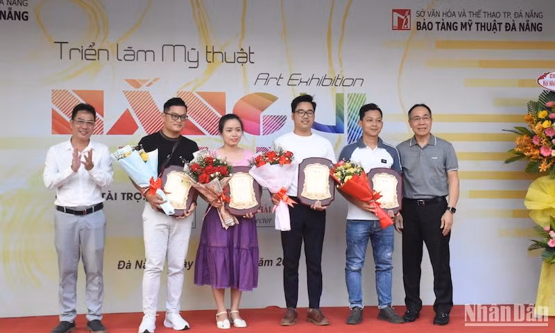 Ban tổ chức trao giải trẻ đồng hạng của năm 20244 cho bốn họa sĩ trẻ là Lê Ngân Thủy, Nguyễn Tiến Việt, Nguyễn Hữu Đức, Nguyễn Thị Đào vì đã có nhiều đóng góp cho mỹ thuật thành phố Đà Nẵng. (Ảnh: ANH ĐÀO)