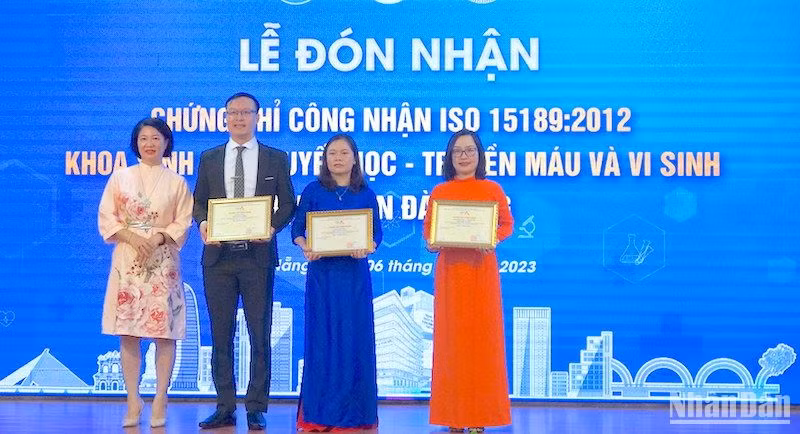 Bà Chu Thị Phương Lan, Phó Giám đốc Văn Phòng Công nhân năng lực đánh giá sự phù hợp về tiêu chuẩn chất lượng - AOSC trao Quyết định Chứng chỉ ISO 15189 2012 cho 3 khoa xét nghiệm.