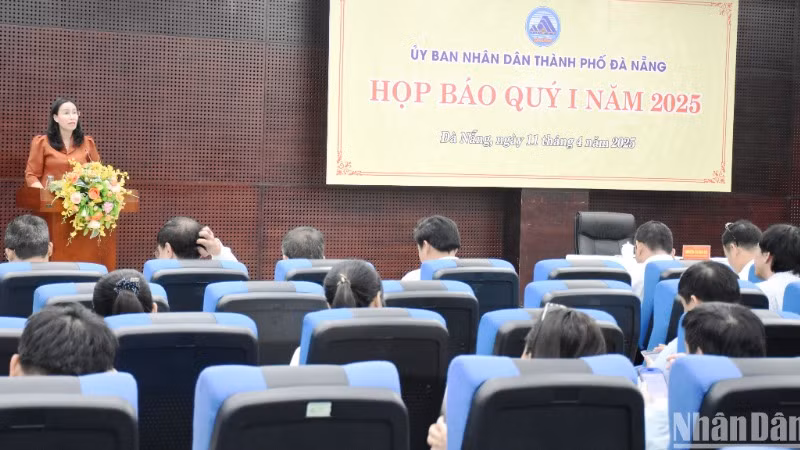 Bà Nguyễn Thị Anh Thi, Phó Chủ tịch Ủy ban nhân dân thành phố Đà Nẵng thông tin thêm về các vấn đề được các cơ quan thông tấn, báo chí đặt câu hỏi tại buổi họp báo. (Ảnh: ANH ĐÀO)