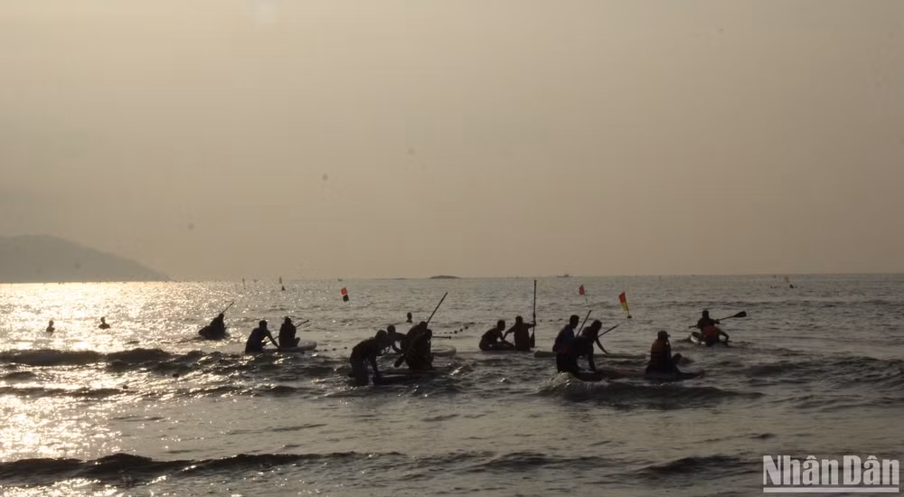 Các vận động viên tham gia đua ván chèo đứng - S.U.P cự ly 1km, 2km