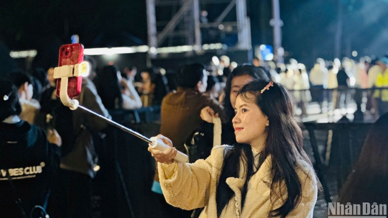 Nhiều bạn trẻ Đà Nẵng ghi lại khoảnh khắc đẹp tại Chương trình đếm ngược chào năm mới - biểu diễn Drone hỏa thuật tối 31/12. (Ảnh: ANH ĐÀO)
