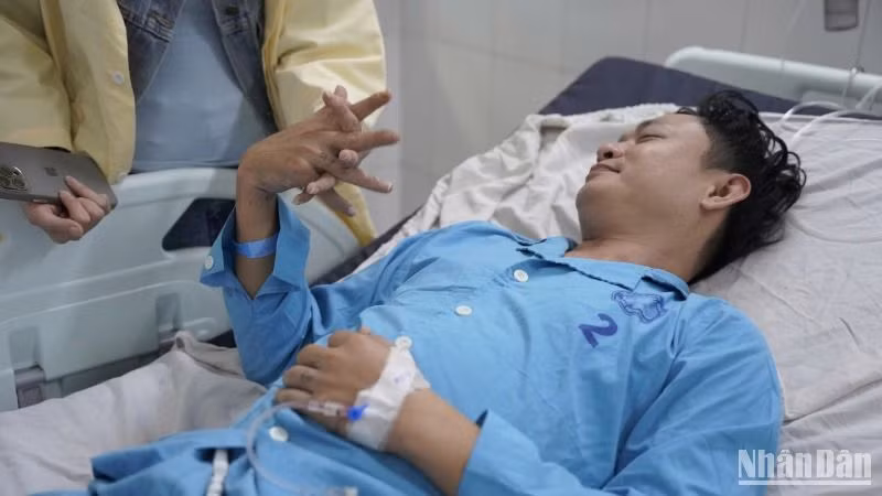 Bệnh nhân Đặng Huy Hùng sống sót thần kỳ sau 32 giờ trôi dạt trên biển Đà Nẵng. (Ảnh: ANH ĐÀO)