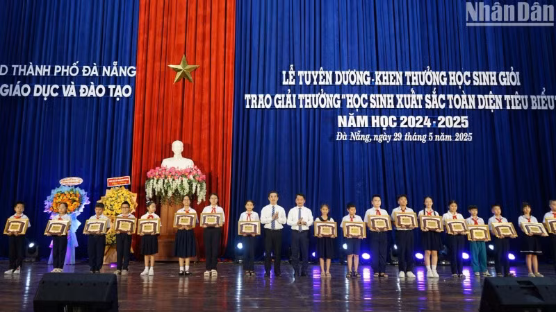 Các em học sinh được trao tặng Giải thưởng “Học sinh giỏi xuất sắc toàn diện tiêu biểu” năm học 2024-2025. (Ảnh: ANH ĐÀO)
