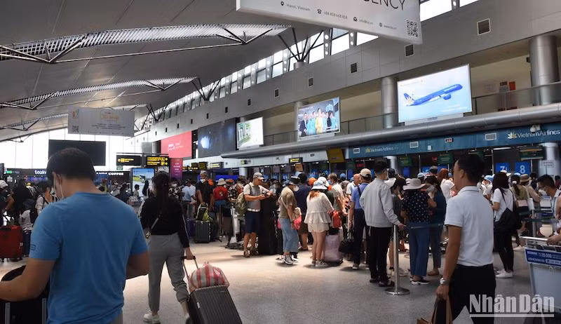 Du khách làm thủ tục tại Sân bay Quốc tế Đà Nẵng. (Ảnh: ANH ĐÀO)