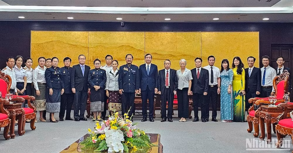 Chủ tịch thành phố Đà Nẵng tiếp Đoàn công tác của Tòa án nhân dân miền Trung Lào. (Ảnh ANH ĐÀO)