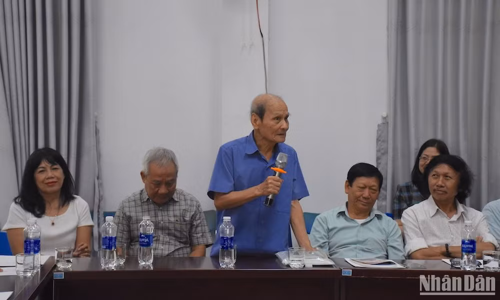 Nhà thơ Thanh Quế, tác giả của nhiều tác phẩm viết cho thiếu nhi, chia sẻ tại buổi gặp gỡ. (Ảnh: ANH ĐÀO)