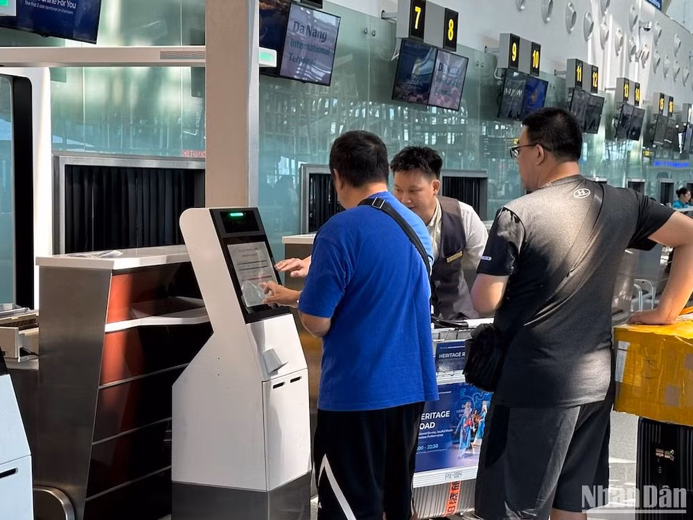 Sau khi làm thủ tục tự gửi hành lý, hành khách in thẻ và dán thẻ lên hành lý và đặt hành lý lên băng chuyền.