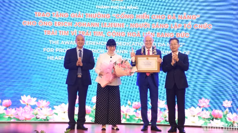 Đồng chí Nguyễn Văn Quảng, Ủy viên Trung ương Đảng, Bí thư Thành ủy, Trưởng Đoàn đại biểu Quốc hội thành phố Đà Nẵng, trao Giải thưởng “Cống hiến cho Đà Nẵng" tặng Giáo sư Erich Johann Lejeune. (Ảnh: ANH ĐÀO)