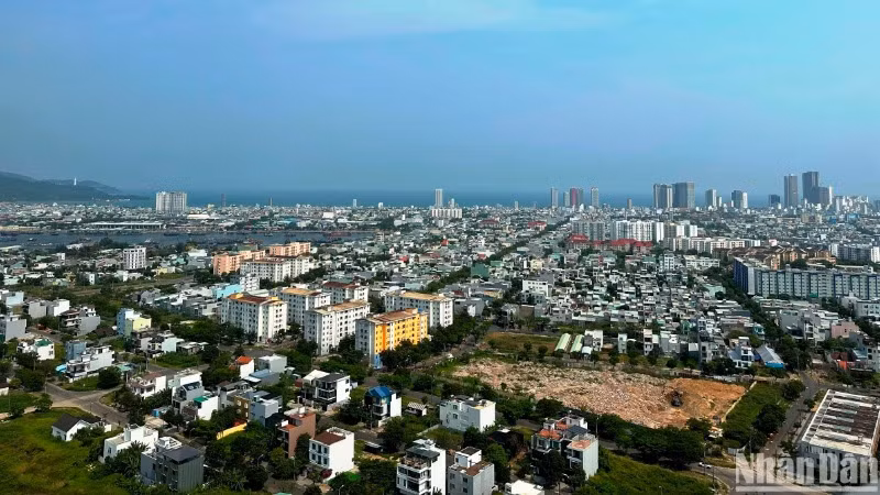 Hiện Đà Nẵng đang quản lý quỹ đất công chưa sử dụng gồm 350 khu đất lớn và gần 15.000 lô đất tái định cư. Trong ảnh là một góc quận Sơn Trà nhìn từ trên cao. (Ảnh: ANH ĐÀO)