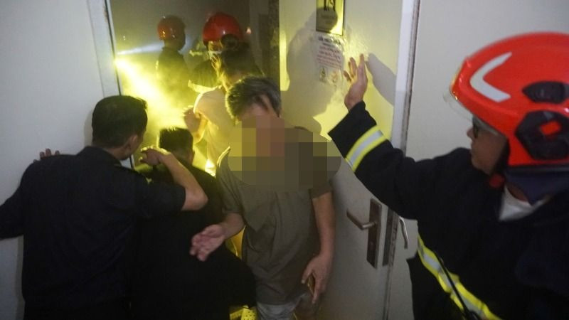 Nhiều người dân được dẫn thoát ra khỏi khu vực cháy an toàn. (Ảnh: Công an cung cấp)