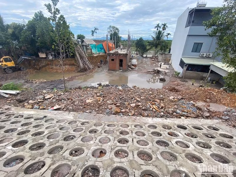 Hiện trạng bùn đất tràn xuống nhà dân. 