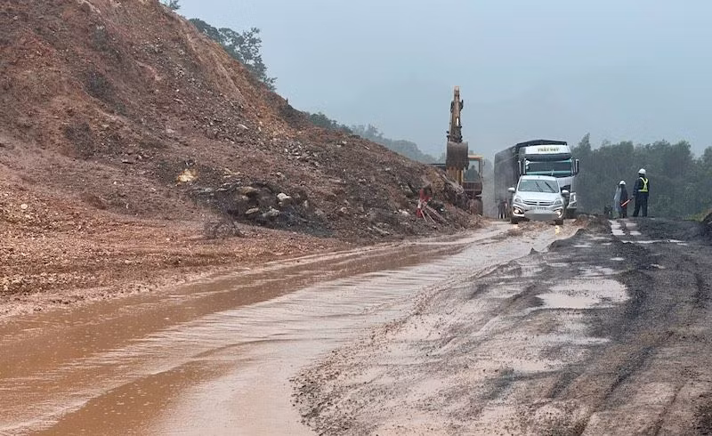 Vị trí sạt lở tại Km46+300 tuyến đường Hồ Chí Minh đoạn La Sơn-Túy Loan.