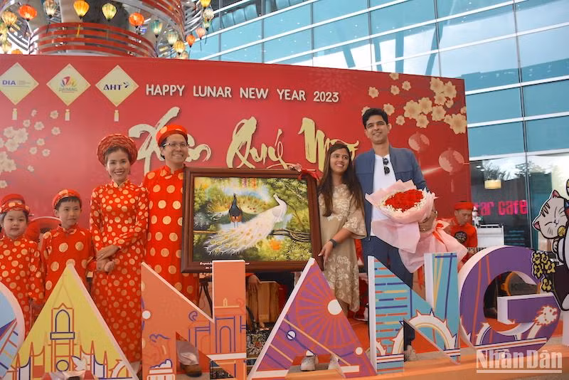 Du khách Ấn Độ đến Đà Nẵng tổ chức đám cưới vào đầu năm 2023. Ảnh ANH ĐÀO Du khách Ấn Độ đến Đà Nẵng tổ chức đám cưới vào đầu năm 2023. Ảnh ANH ĐÀO