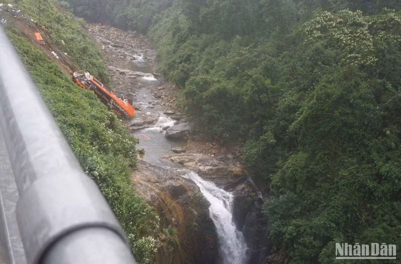 Chiếc xe lao xuống vực sâu.