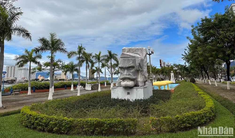 Khu vực cảnh quan tại vườn tượng bên bờ sông Hàn vừa được lực lượng chức năng sơn quét vôi, làm mới.