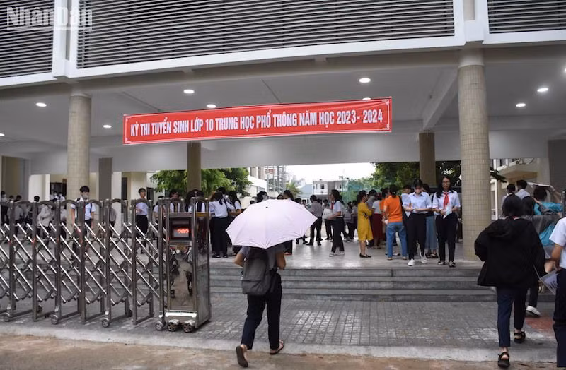 Đà Nẵng: Thí sinh đội mưa đi thi vào lớp 10. (Ảnh: ANH ĐÀO)