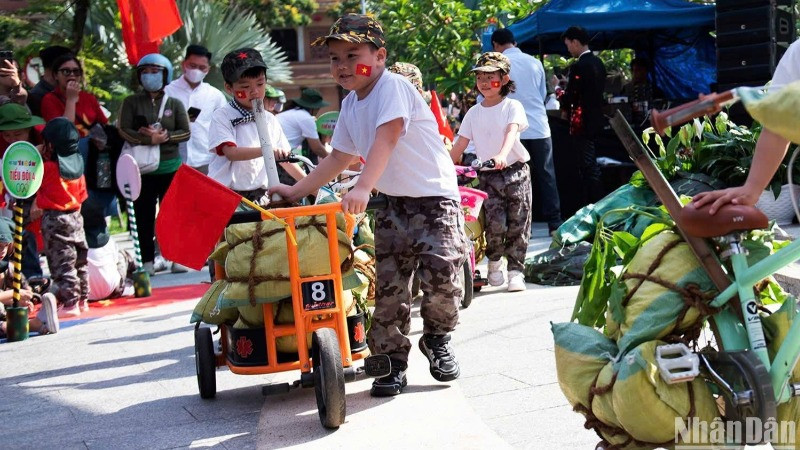Học trò Trường mầm non Ngọc Lan "hóa thân" thành những người chiến sỹ trong ngày hội thao Em đi giữa cờ hoa. (Ảnh: ANH ĐÀO)