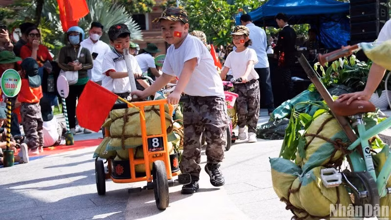 Học trò Trường mầm non Ngọc Lan "hóa thân" thành những người chiến sỹ trong ngày hội thao Em đi giữa cờ hoa. (Ảnh: ANH ĐÀO)