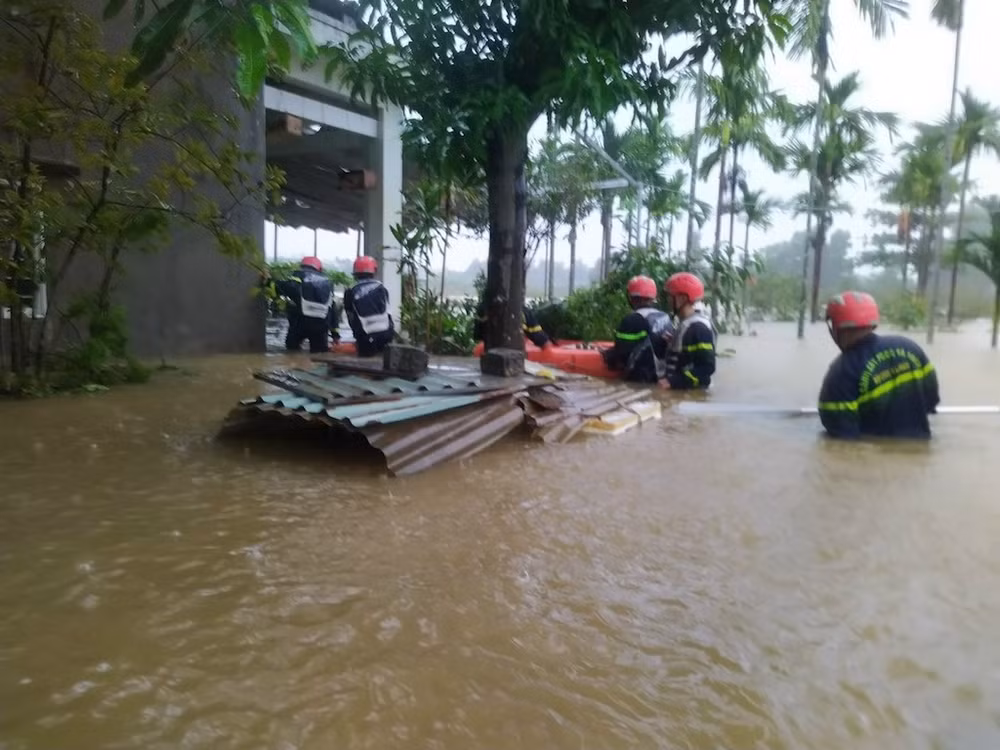 Lực lượng Cảnh sát PCCC&CNCH đã triển khai công tác cứu nạn cứu hộ, di chuyển 2 hộ dân (4 người lớn, 1 trẻ em) tại địa chỉ K342/64 Hoàng Văn Thái đến nơi an toàn.