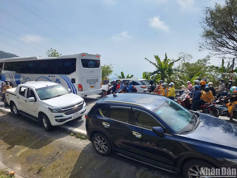 Cùng với các phương tiện ô-tô cá nhân, xe chở khách du lịch lên tham quan Di tích Quốc gia Hải Vân Quan, khiến đoạn đường lên đèo chen kín xe, ùn ứ cục bộ. (Ảnh: ANH ĐÀO)