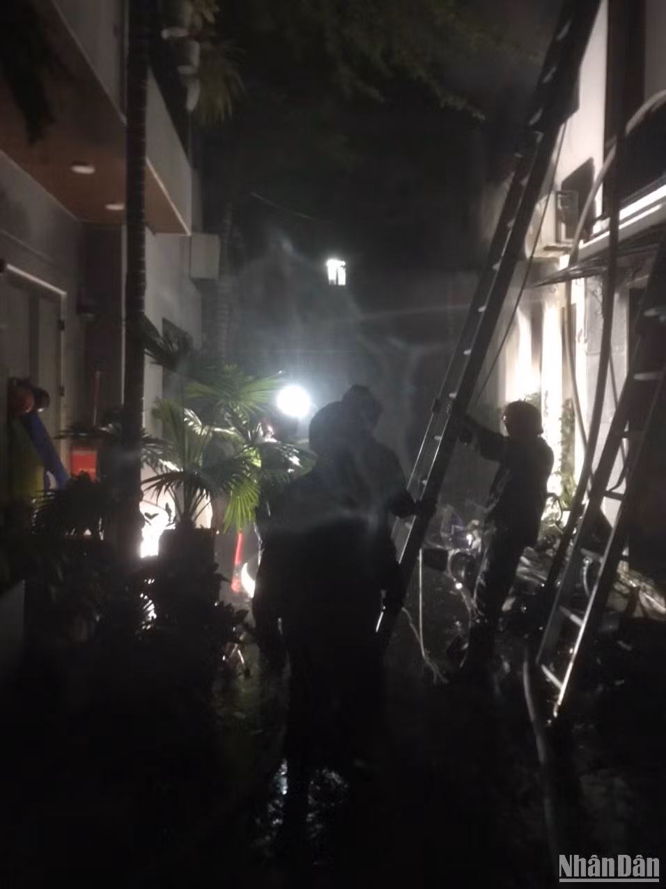 Lực lượng chức năng tiếp cận hiện trường, đưa các nạn nhân ra ngoài. Ảnh: ANH ĐÀO