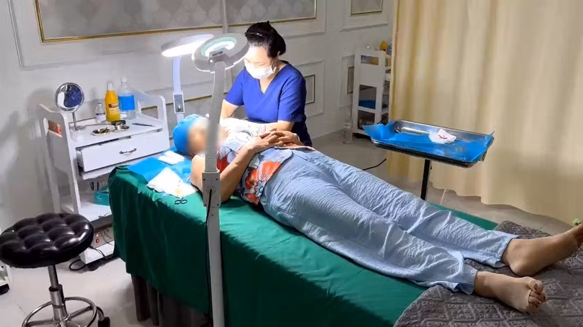Nhân viên lao công phẫu thuật thẩm mỹ cho khách hàng tại thẩm mỹ viện này. (Ảnh: Công an cung cấp)