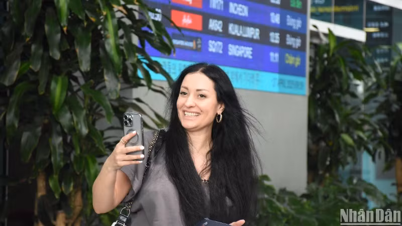 Những hành khách đầu tiên từ Tashkent (Uzbekistan) đến Đà Nẵng sáng ngày 27/4. (Ảnh: ANH ĐÀO)