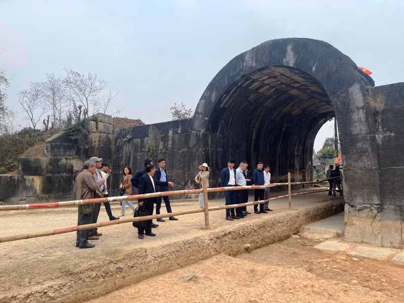 Các đại biểu khảo sát hố khai quật trong cổng phía Tây Thành nhà Hồ.