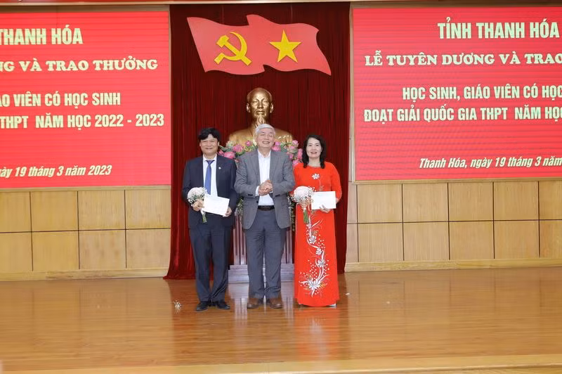 Hội Khuyến học tỉnh Thanh Hóa trao thưởng cho đại diện các trường có học sinh đoạt giải.