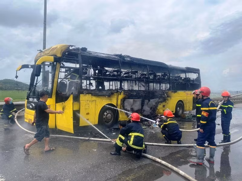 Lực lượng chuyên nghiệp phun nước dập tắt triệt để vụ cháy.