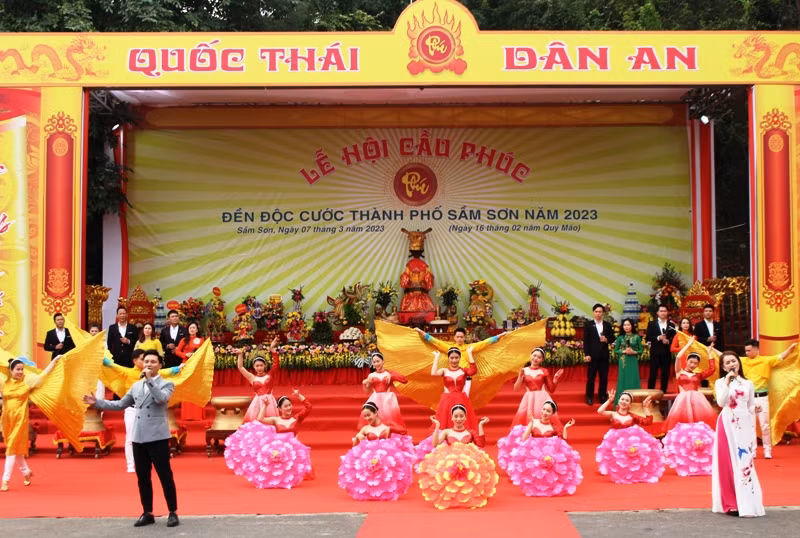 Màn hát múa tại lễ hội cầu Phúc.