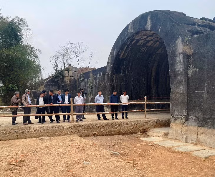 Hố khai quật phía trong cổng Đông thành nhà Hồ.