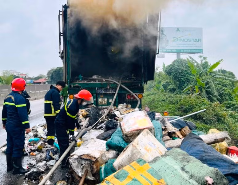 Hàng hóa được đưa ra khỏi container phát sinh hỏa hoạn.