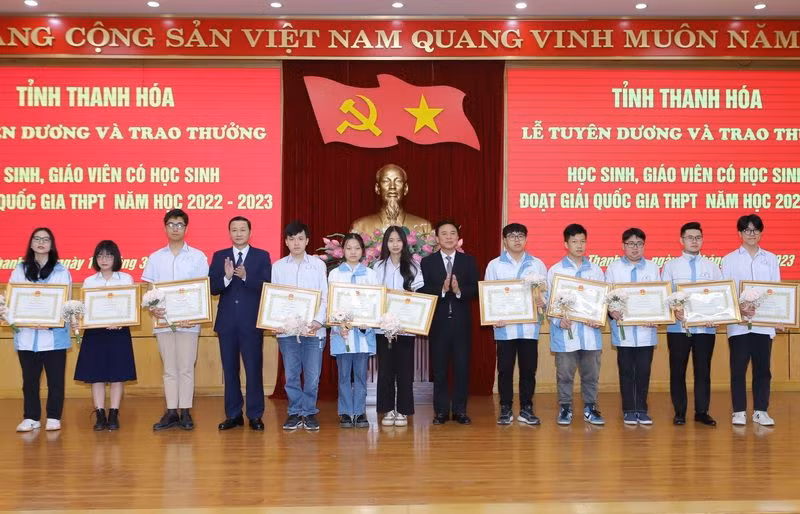 Lãnh đạo Tỉnh ủy, Ủy ban nhân dân tỉnh Thanh Hóa trao tặng Bằng khen cho các học sinh đoạt giải quốc gia.