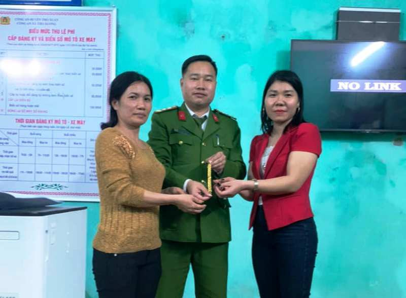 Công an xã Thọ Xương cùng cô giáo bàn giao dây chuyền vàng cho chủ sở hữu.