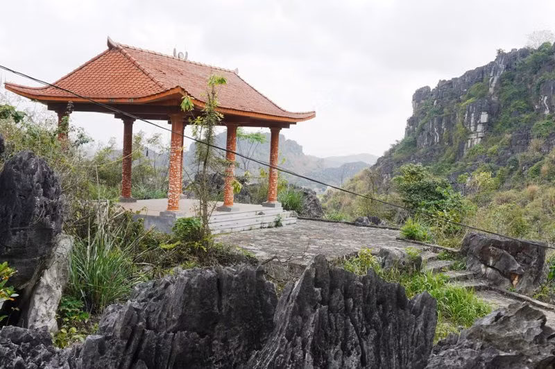 Lầu Nghinh phong bên đường vào Động Hồ Công.