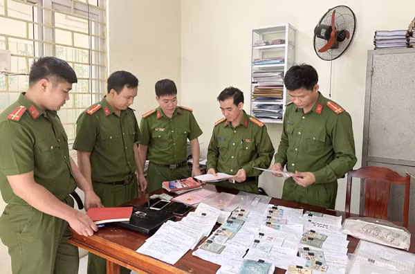 Công an xem xét tài liệu liên quan hoạt động cho vay lãi nặng trong giao dịch dân sự.