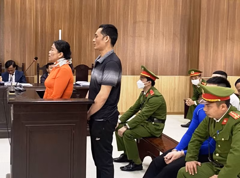 Phiên xét xử 2 bị cáo phạm tội mua bán trái phép chất ma túy.