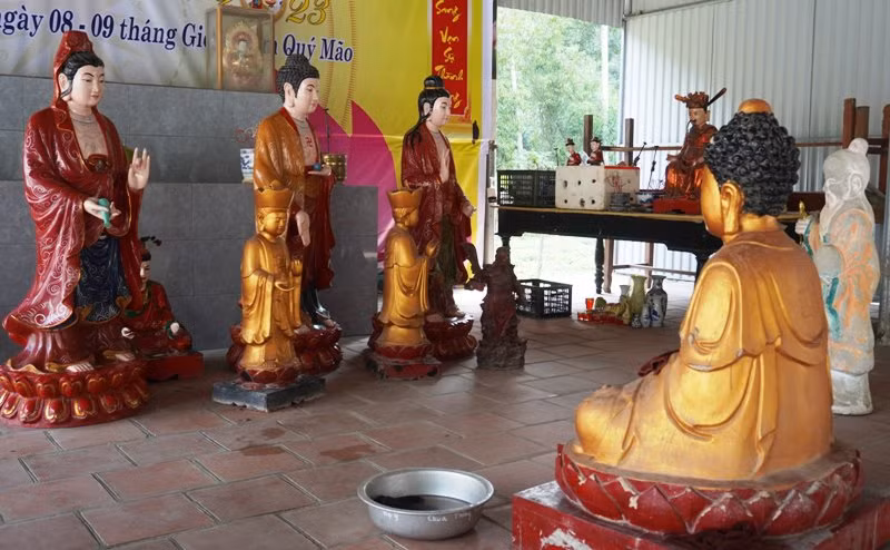 Các pho tượng được di chuyển khỏi Động Hồ Công.